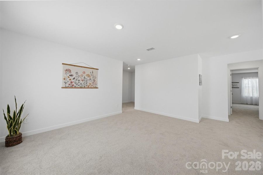 Spacious, unfurnished interior of a new home in Buffalo Ridge, Newton (Image 22).