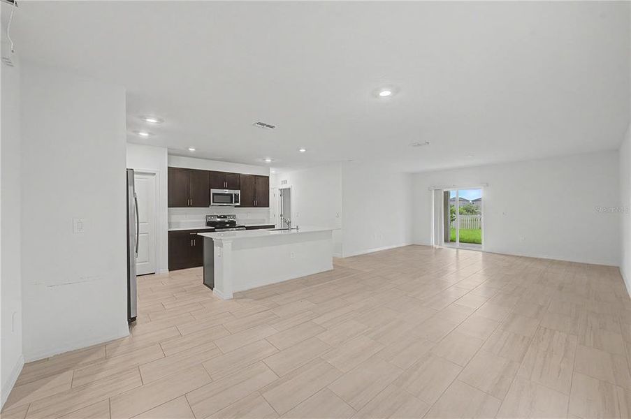 Spacious, unfurnished interior of a new home in Park East, Plant City (Image 31).