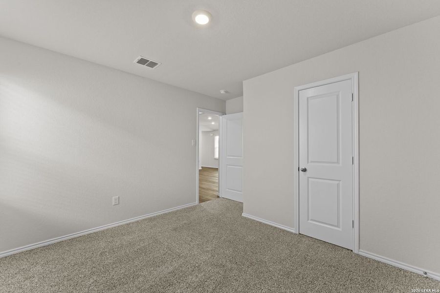 Spacious, unfurnished interior of a new home in Laurel Vistas, San Antonio (Image 17).