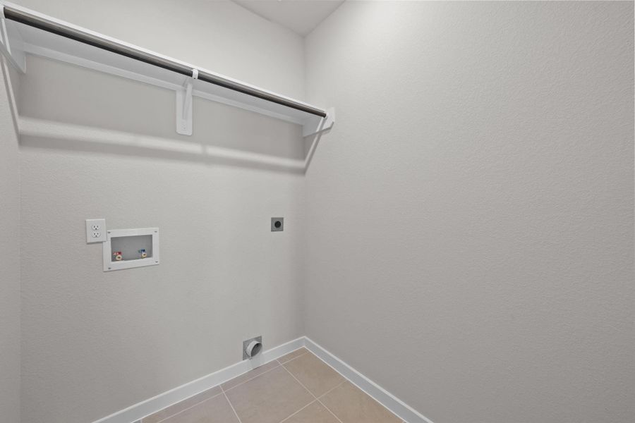 Spacious, unfurnished interior of a new home in Laurel Landing 40', Alvin (Image 8).