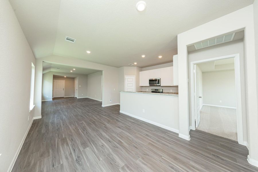 Spacious, unfurnished interior of a new home in Cliffstone Hills, Conroe (Image 13).