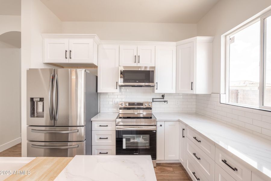 Kitchen (2) Kitchen (2)