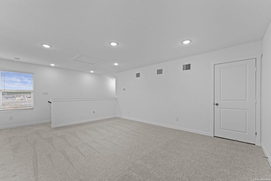Spacious, unfurnished interior of a new home in Sky Ranch, New Braunfels (Image 25).