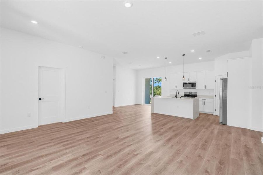 Spacious, unfurnished interior of a new home in , Citrus Springs (Image 26).