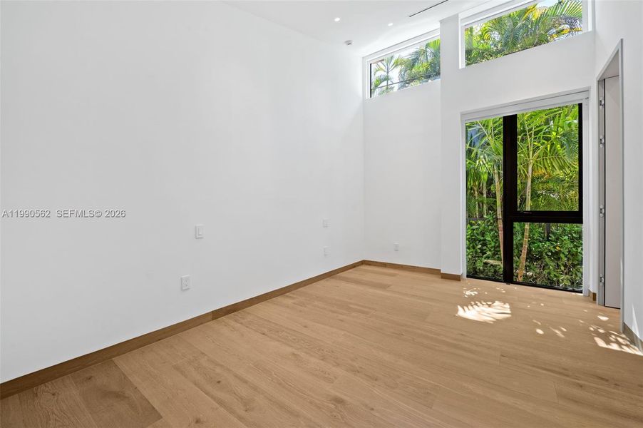 Spacious, unfurnished interior of a new home in , Coral Gables (Image 19).