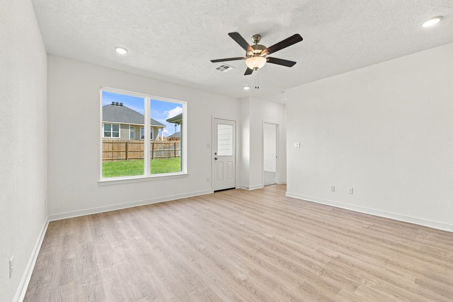 Spacious, unfurnished interior of a new home in Arrowhead Farms, Caldwell (Image 8).
