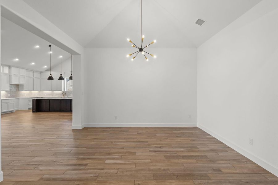 Spacious, unfurnished interior of a new home in Riceland 70', Mont Belvieu (Image 28).