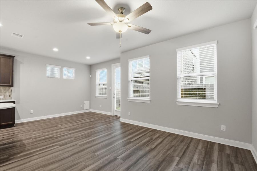 Tons of natural light! Tons of natural light!