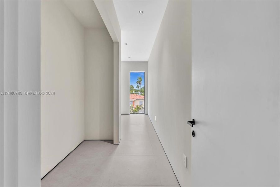 Spacious, unfurnished interior of a new home in , Miami (Image 42).