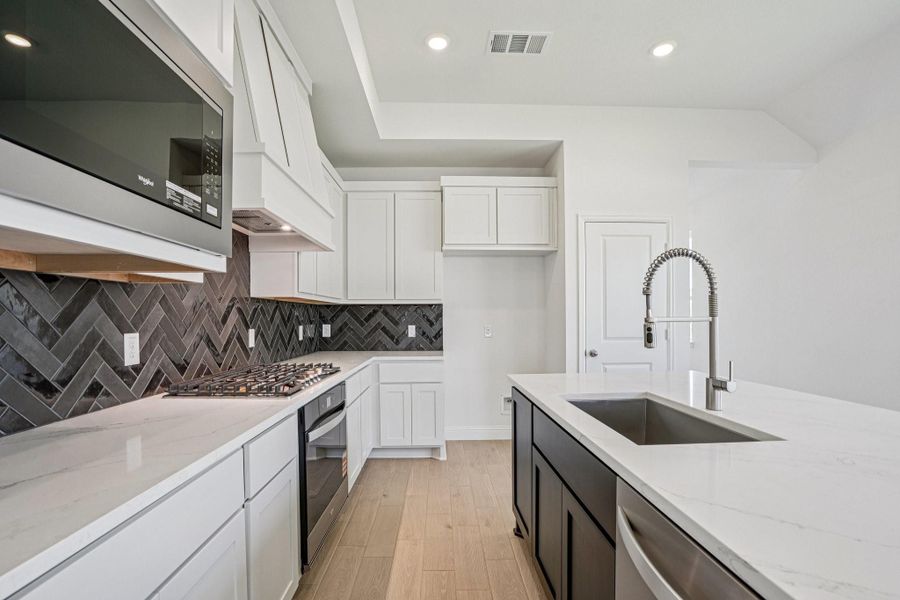 Furnished interior view inside a new home in Sienna 40', Missouri City (Image 6).