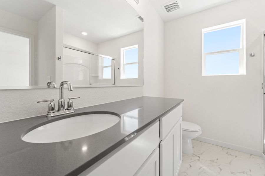 3921 Green Ct - Owner's Suite Bathroom