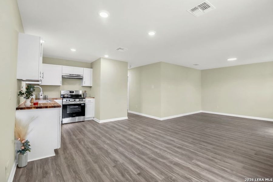 Spacious, unfurnished interior of a new home in , Nixon (Image 11).