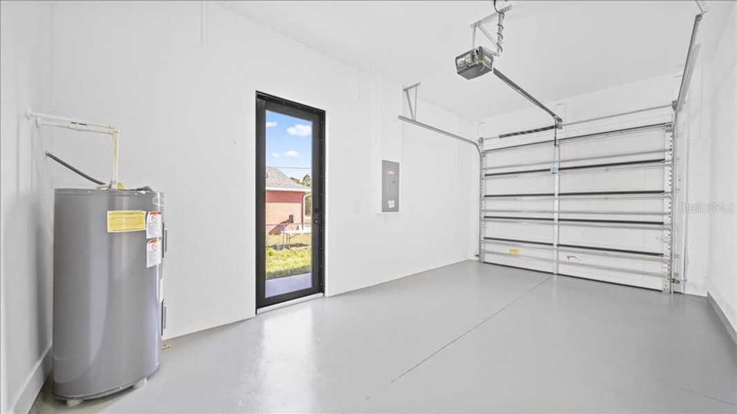 Spacious, unfurnished interior of a new home in , Lehigh Acres (Image 19).