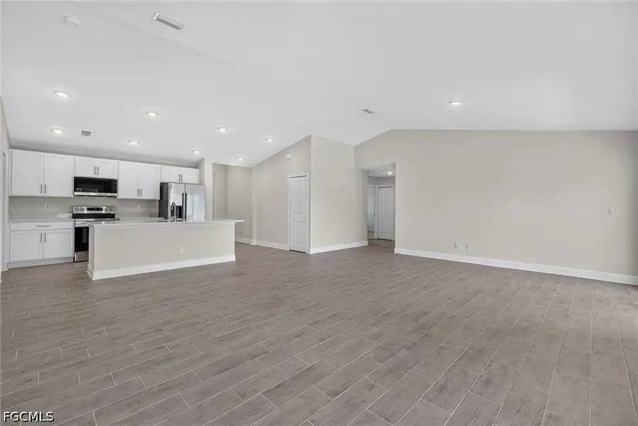 Spacious, unfurnished interior of a new home in Cape Coral, Cape Coral (Image 18).