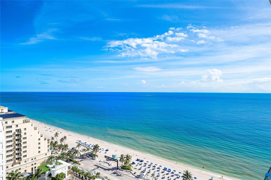 Condo located in Fort Lauderdale, FL showcasing its design and architecture (Image 4).