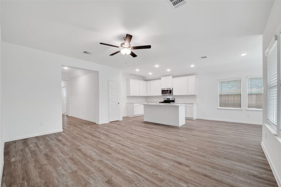 Spacious, unfurnished interior of a new home in Rollingbrook Estates, Baytown (Image 33).