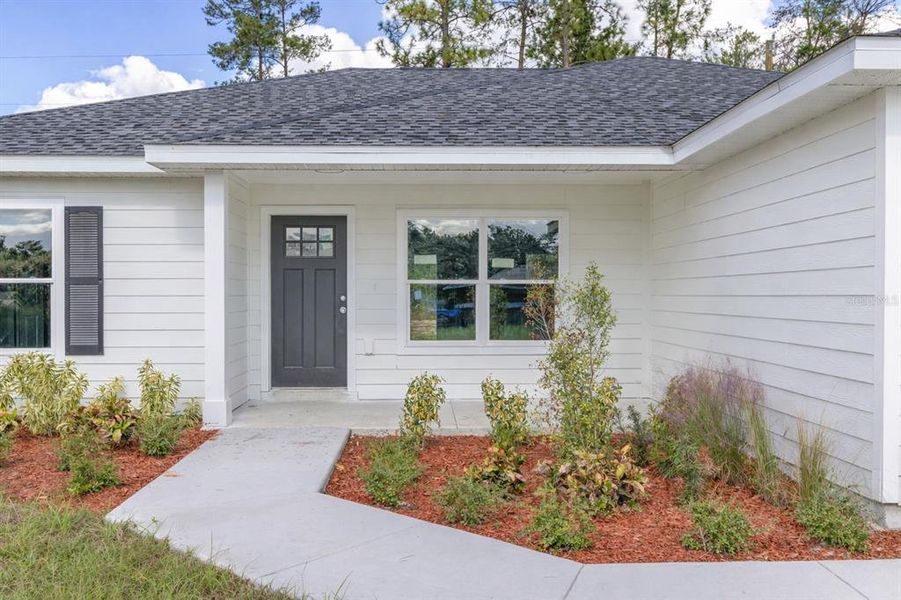 Exterior details and patio area of a home in , Dunnellon (Image 4).