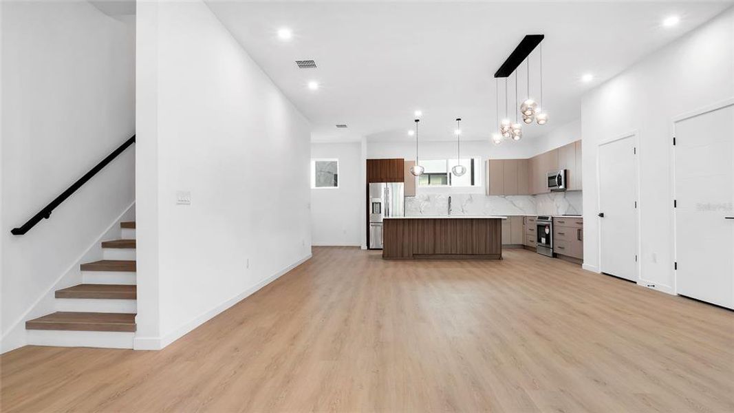 Spacious, unfurnished interior of a new home in , St. Petersburg (Image 25).