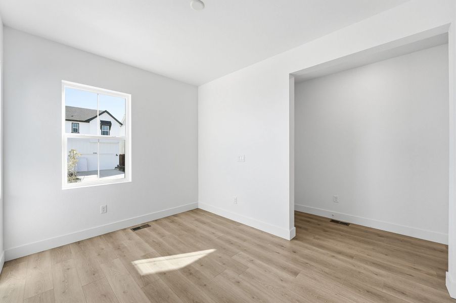 Spacious, unfurnished interior of a new home in Trailstone, Arvada (Image 9).