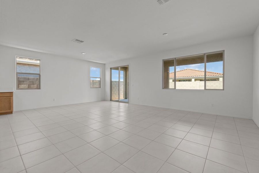 Spacious, unfurnished interior of a new home in Ventana de Estrellas Enclaves, Goodyear (Image 4).