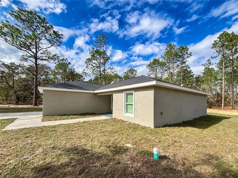 Exterior details and patio area of a home in , Dunnellon (Image 30).