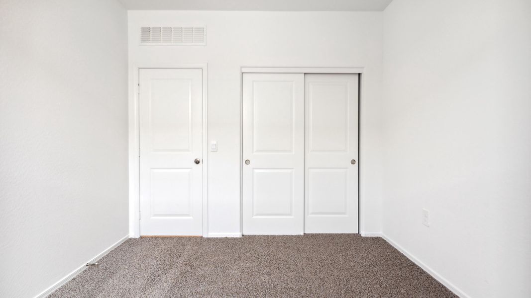 Spacious, unfurnished interior of a new home in Quail Ranch, San Tan Valley (Image 20).