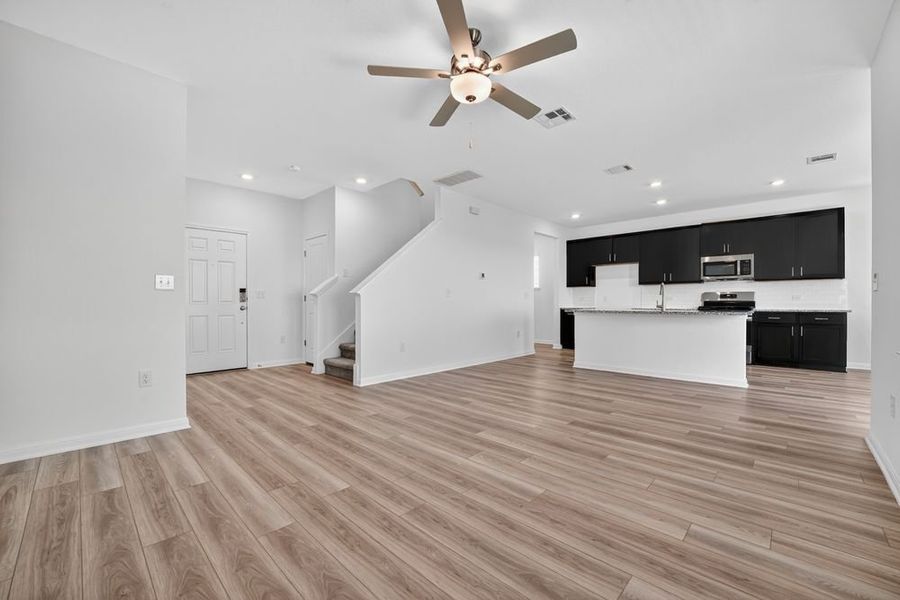 Spacious, unfurnished interior of a new home in Longview, Del Valle (Image 12).