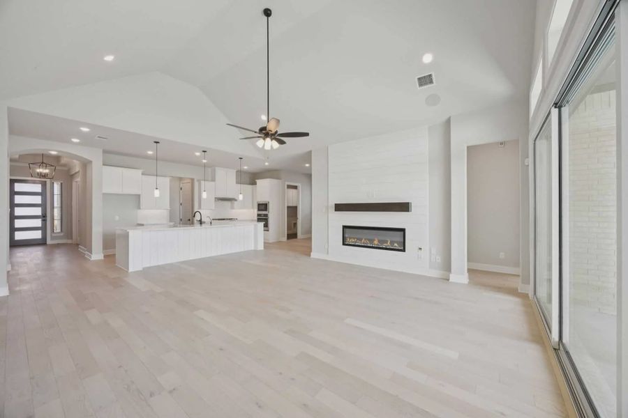 Spacious, unfurnished interior of a new home in Trinity Falls, McKinney (Image 10).
