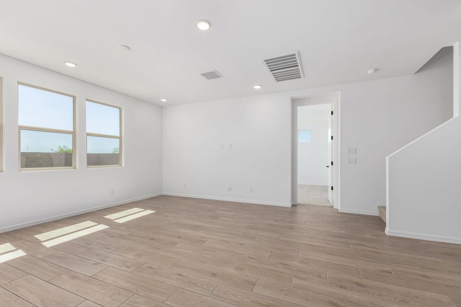 Spacious, unfurnished interior of a new home in Bella Vista Farms, San Tan Valley (Image 14).