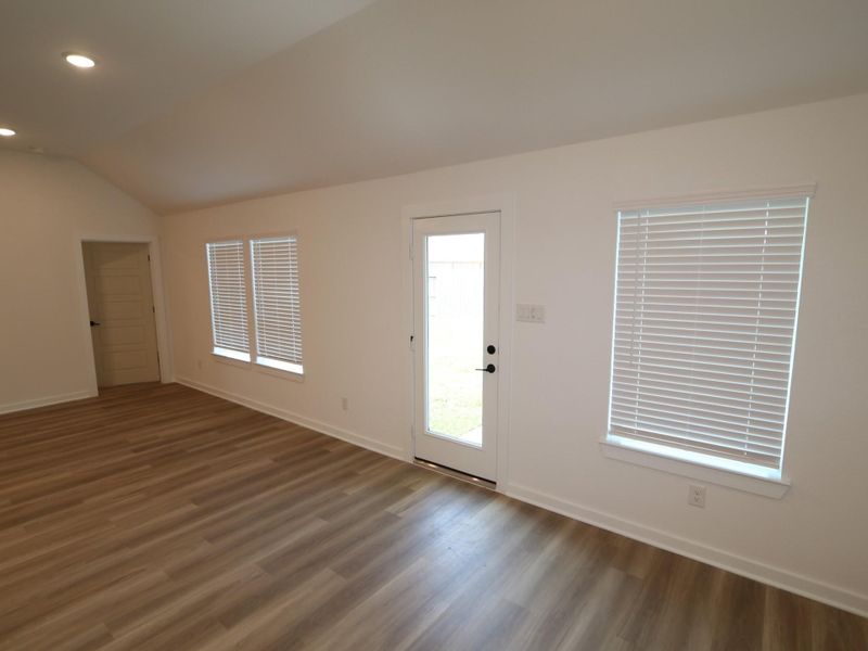 Spacious, unfurnished interior of a new home in Miller's Pond, Rosenberg (Image 12).