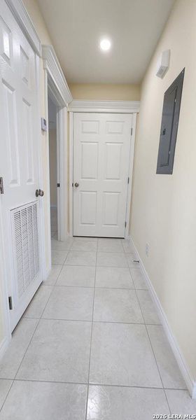Spacious, unfurnished interior of a new home in , Eagle Pass (Image 5).