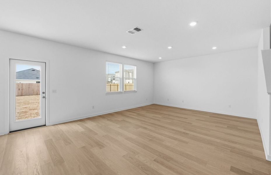 Spacious, unfurnished interior of a new home in Vantage, San Marcos (Image 24).