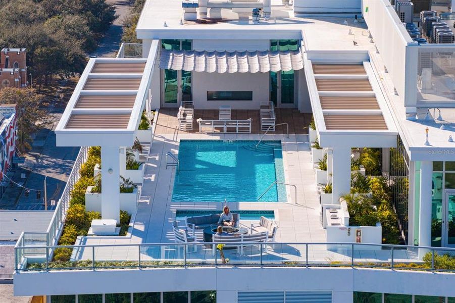 Condo located in St. Petersburg, FL showcasing its design and architecture (Image 5).