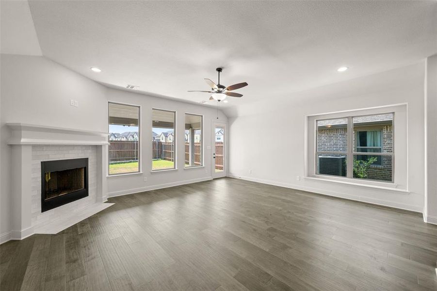 Spacious, unfurnished interior of a new home in The Retreat - Phase 1, Waxahachie (Image 24).