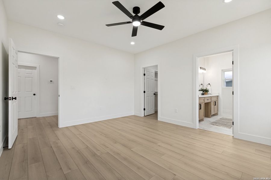 Spacious, unfurnished interior of a new home in , Atascosa (Image 25).