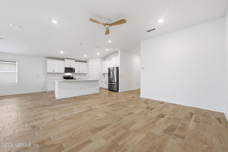 Spacious, unfurnished interior of a new home in Cross Creek, Green Cove Springs (Image 25).