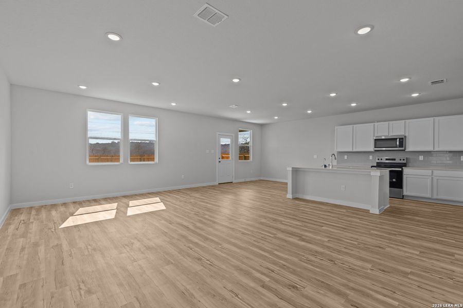 Spacious, unfurnished interior of a new home in Spring Creek, San Antonio (Image 15).