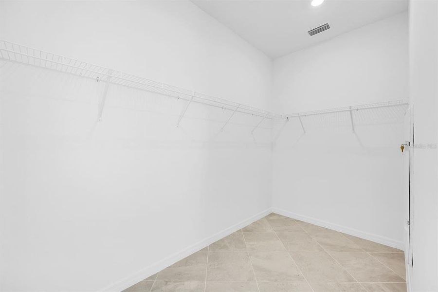 Spacious, unfurnished interior of a new home in Hampton Lakes at River Hall, Alva (Image 12).