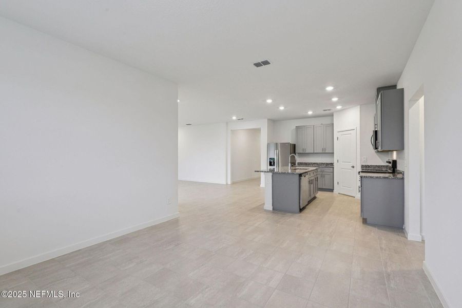 Spacious, unfurnished interior of a new home in Azalea Creek, Jacksonville (Image 16).