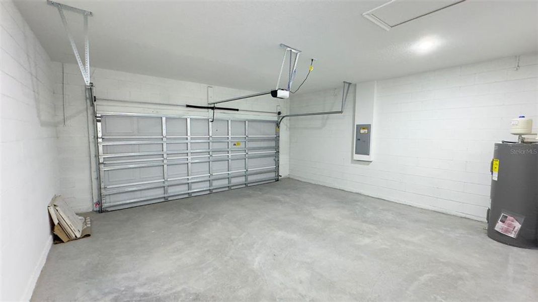 Spacious, unfurnished interior of a new home in , Citrus Springs (Image 15).
