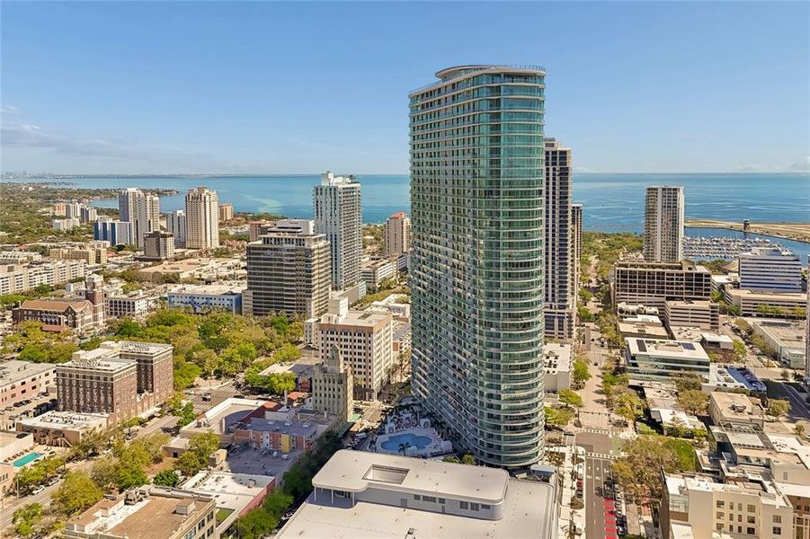 Condo located in St. Petersburg, FL showcasing its design and architecture (Image 37).