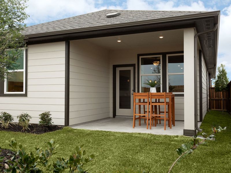 Exterior details and patio area of a home in Webercrest Heights, Houston (Image 2). Exterior details and patio area of a home in Webercrest Heights, Houston (Image 2).