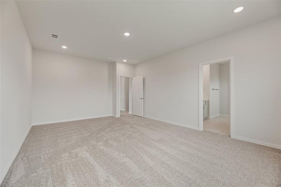 Spacious, unfurnished interior of a new home in Villages of Hurricane Creek, Anna (Image 24).