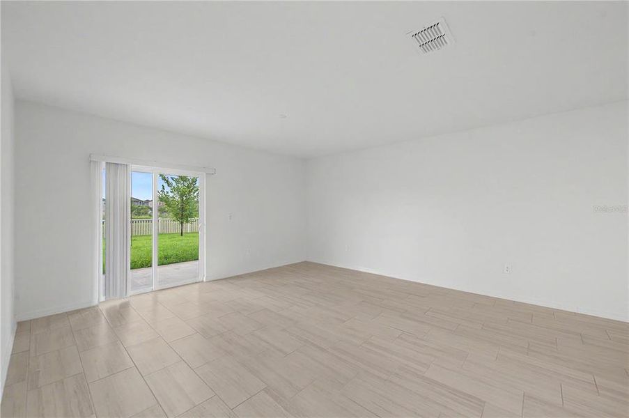 Spacious, unfurnished interior of a new home in Park East, Plant City (Image 19).
