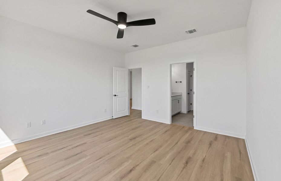 Spacious, unfurnished interior of a new home in Wolf Ranch, Georgetown (Image 27).