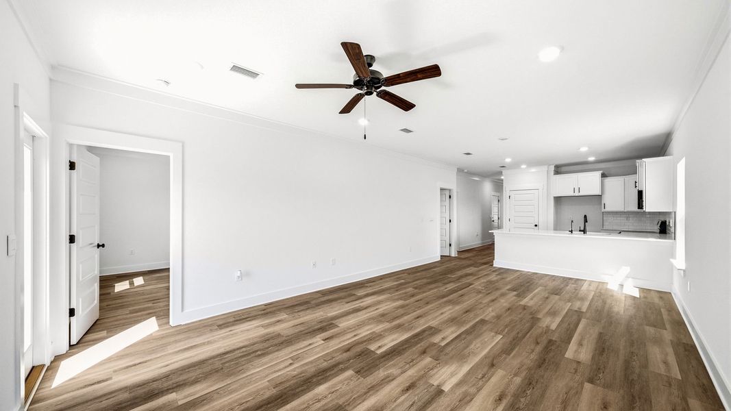 Spacious, unfurnished interior of a new home in Colonial East, Panama City Beach (Image 12).
