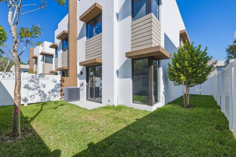 Exterior details and patio area of a home in , Dania Beach (Image 21).
