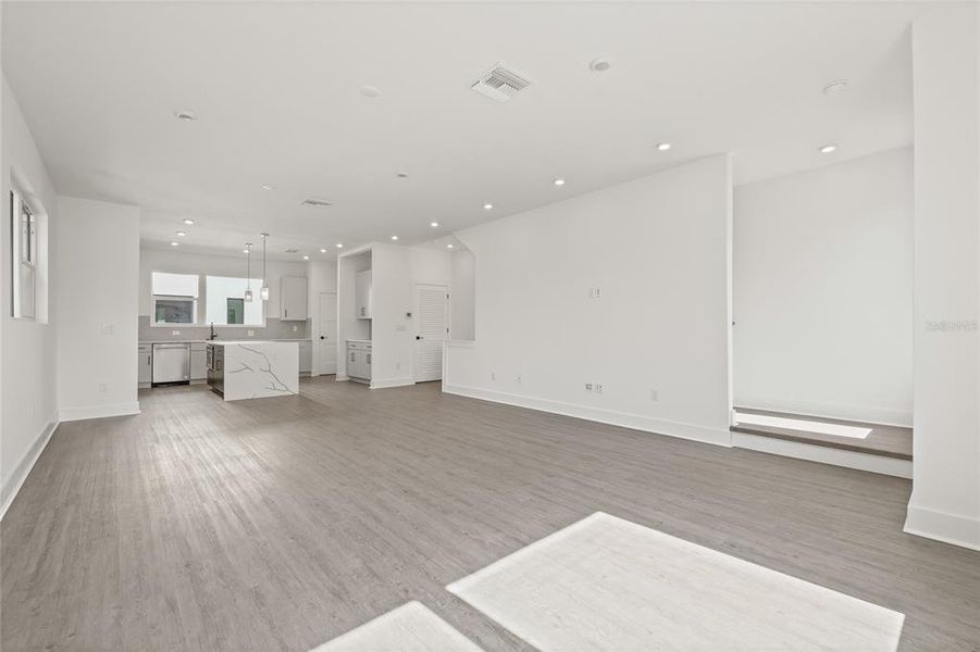 Spacious, unfurnished interior of a new home in Alante, St. Petersburg (Image 37).