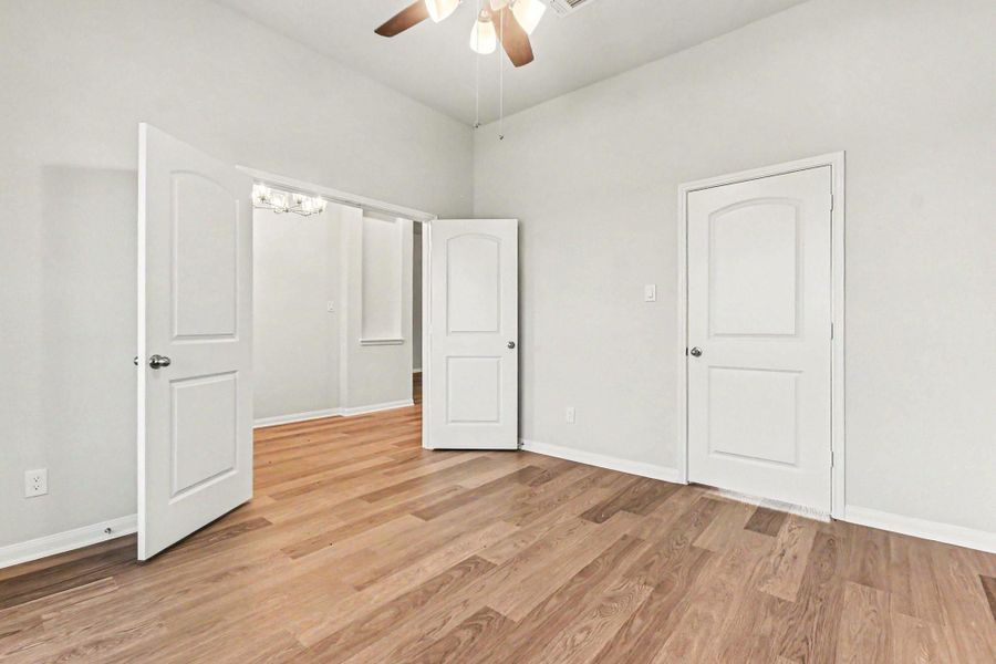 Spacious, unfurnished interior of a new home in , Bay City (Image 12).