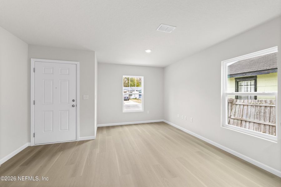 Spacious, unfurnished interior of a new home in , Jacksonville (Image 8).